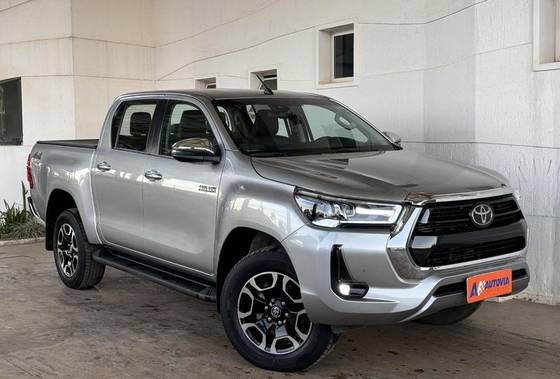 TOYOTA HILUX 2.8 D-4D TURBO DIESEL CD SRX 4X4 AUTOMÁTICO TOYOTA HILUX 2.8 D-4D TURBO DIESEL CD SRX 4X4 AUTOMÁTICO
